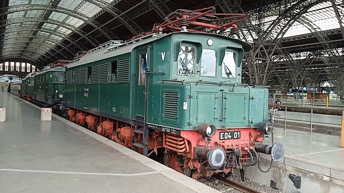 E 04 01 auf dem Museumsgleis 24 im Leipzig Hbf 