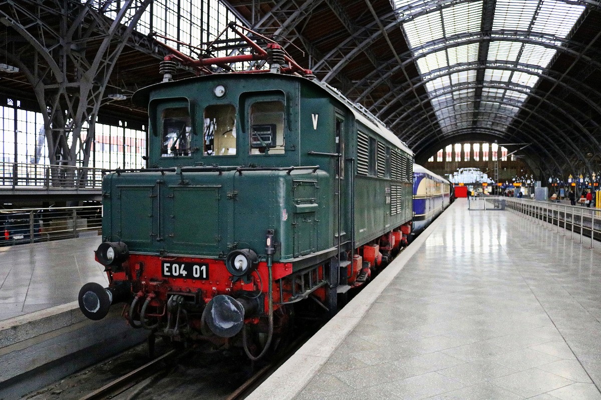 E 04 01 (BR 104 | DR 204) steht in Leipzig Hbf auf dem Museumsgleis (Gleis 24). [31.10.2017 | 12:44 Uhr]