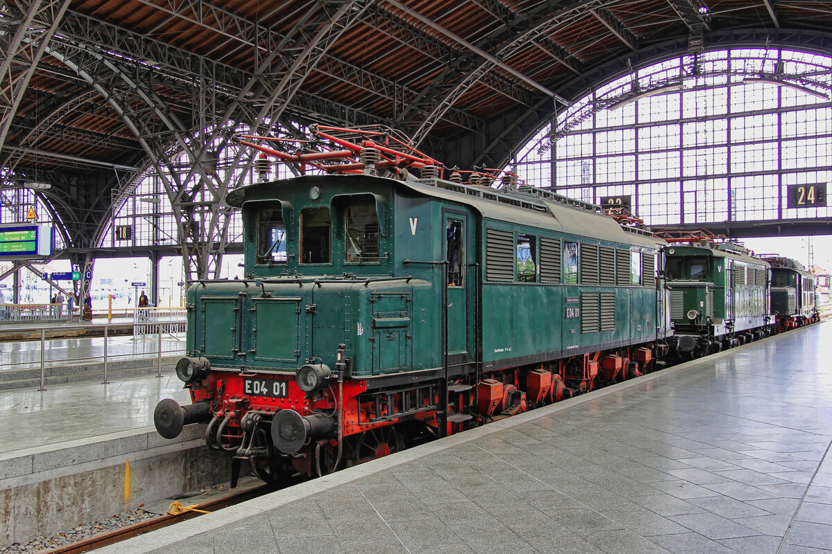E 04 01 steht vor E 44 046 und E 94 056 am 25.05.2017 am Museumsbahnsteig im Hbf. Leipzig.