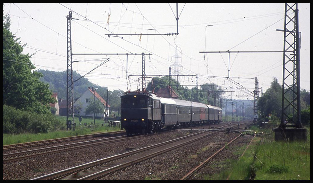 E 0420 ist hier mit einem Sonderzug in Richtung Rheine am 14.5.1994 in Westerkappeln Velpe unterwegs.