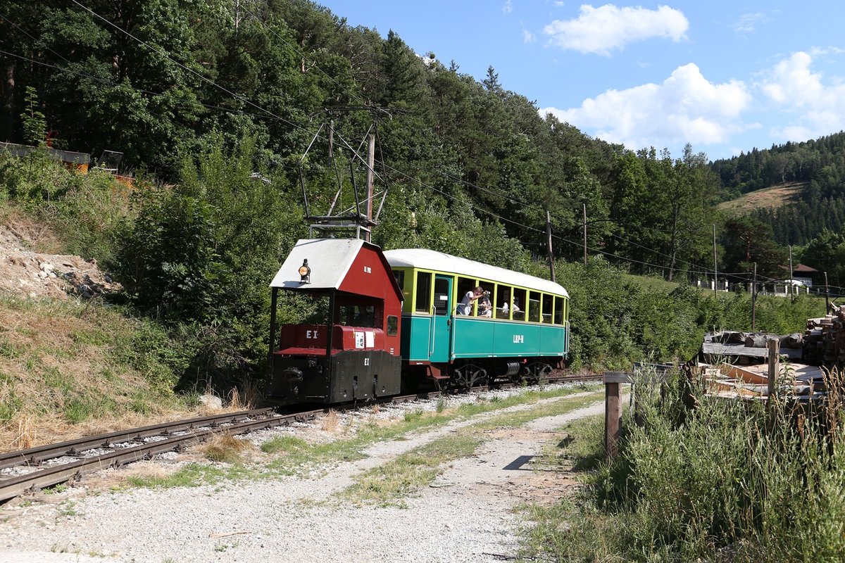 E-1 mit Zug7 auf der Fahrt nach Hirschwang,bei Payerbach. 8.7.17