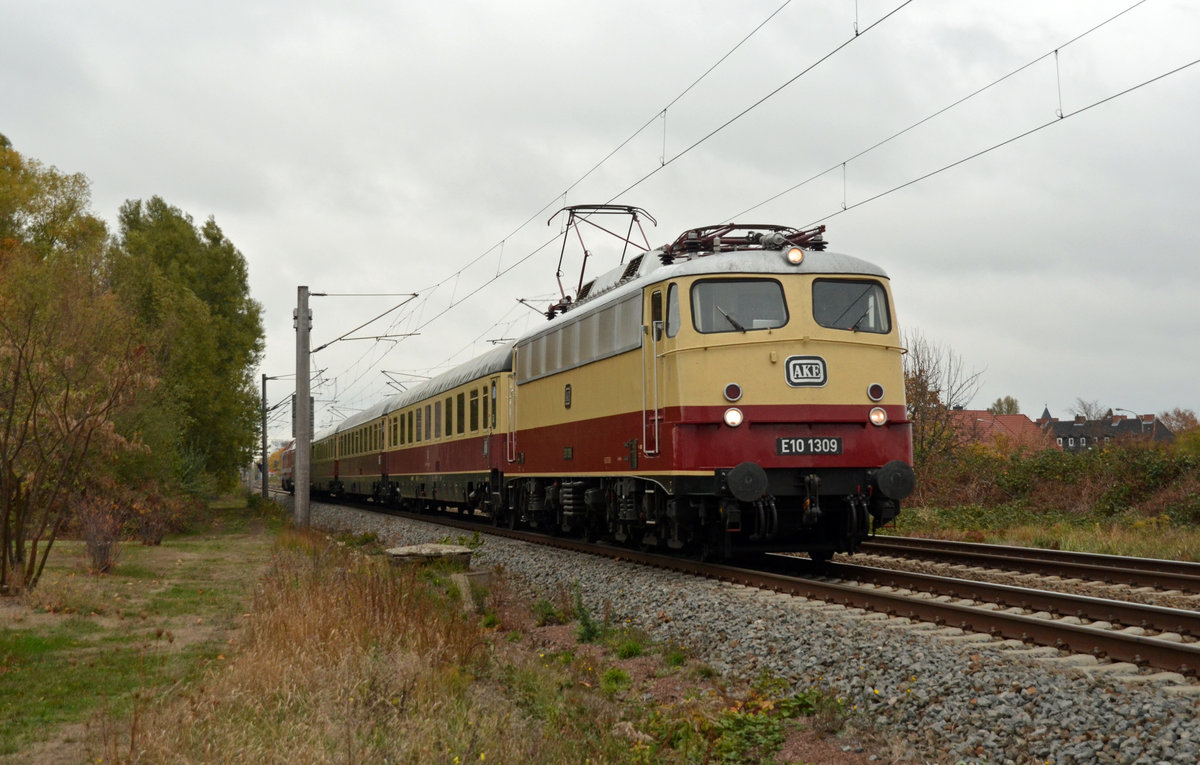 E 10 1309 (113 309) führte am 28.10.18 den AKE-Zugteil aus Cottbus durch Greppin Richtung Bitterfeld. 