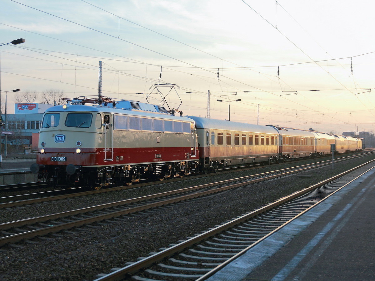 E 10 1309 (9180 6 113 309-9 D-Train) der Train Rental International GmbH Eckental-Eschenau bei der Überführungsfahrt von Dessau nach Köln im Bahnhof Berlin Schönefeld Flughafen am 13. Februar 2016.