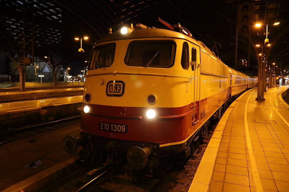 E 10 1309 der Arbeitskreises Eifelbahn (AKE) am Morgen des 10.08.2019, mit dem 13-teiligen AKE-Rheingoldzug, abfahrbereit auf Gleis 5 des Kölner Hauptbahnhofes. Fahrziel des Tagesausfluges ist die Hanse-Sail in Rostock/Warnemünde. Die Maschine wurde 1963 von Krauss-Maffei in München gebaut und erhielt im Jahr 2016 eine aufwändige Revision im Ausbesserungswerk Dessau, wo sie auch die klassische TEE-Farbgebung wiedererhielt. Seitdem wird sie für Sonderzugfahrten des genannten Reiseveranstalters eingesetzt.