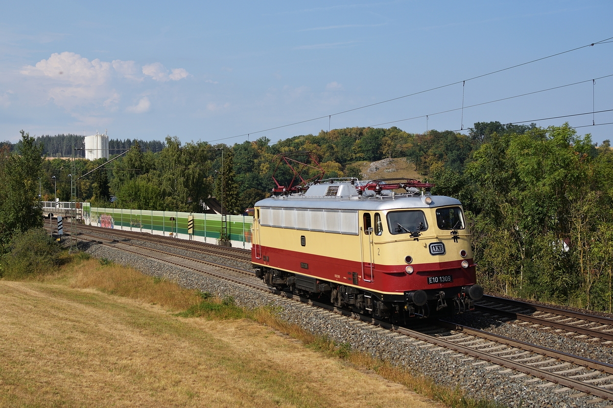 E 10 1309 befährt am 21. August 2018 mit einigen Kameras an der Front die Filstalbahn Richtung Ulm. Hier ist sie bei Westerstetten.