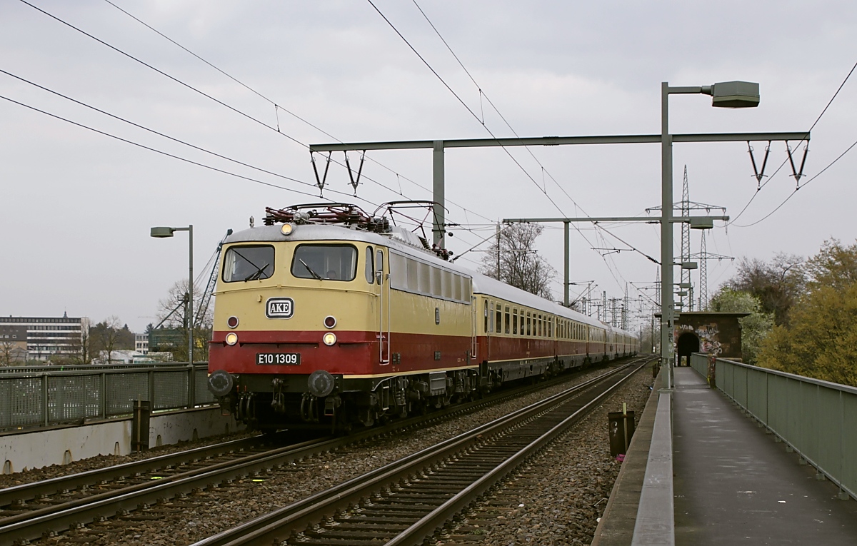 E 10 1309 mit acht TEE-Wagen bei einer AKE-Sonderfahrt  Rund um Köln  am 06.04.2019 auf der Kölner Südbrücke