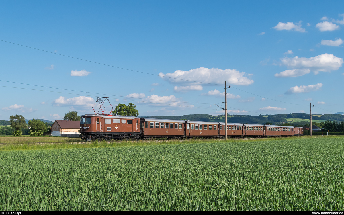 E 10 der Mariazellerbahn mit dem Ötscherbär am 27. Mai 2017 zwischen Klangen und Ober-Grafendorf.