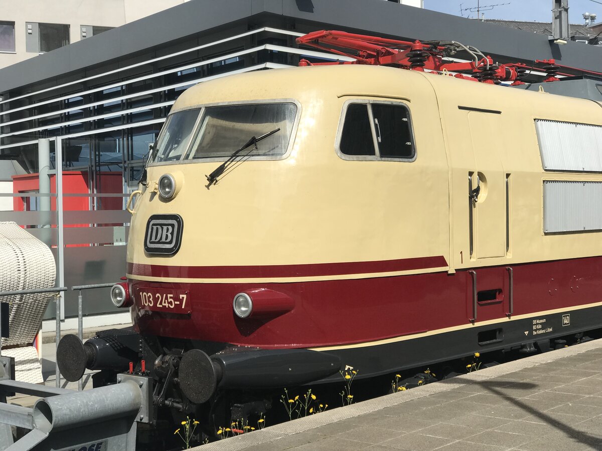 E 103 245-7 am Kölner HBF auf einem Seitengleis (Gleis 1 Einfahrt im HBF).
Detailaufnahme Fronzschürze und das besondere schwarze Sicherheitsschloss an der vorderen Tür.