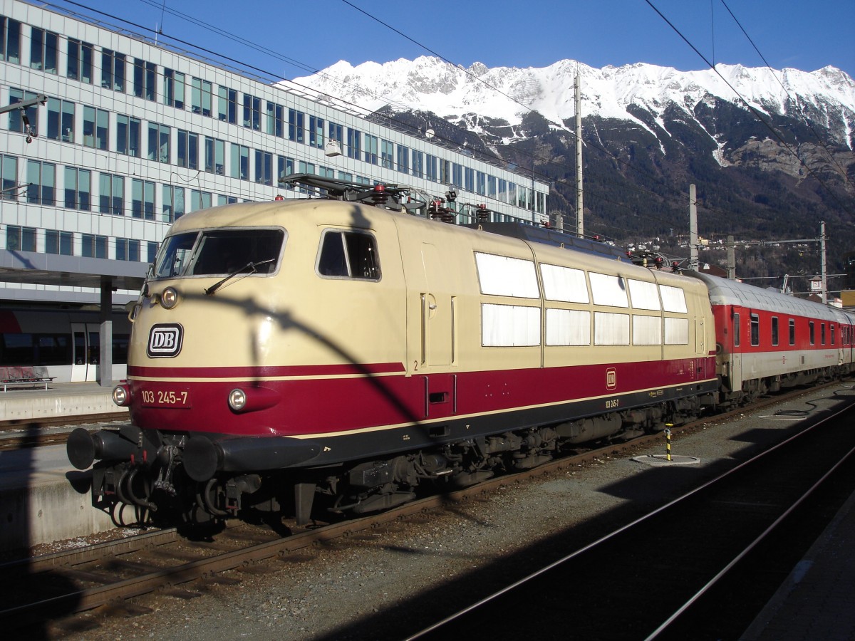 E 103 245-7 mit CNL (City Night Line) Pollux Amsterdam-München-Innsbruck am 15-02-2014 in Innsbruck Hbf - Sehen Sie auch ein Video der Zug hier - http://www.youtube.com/watch?v=62q_XIElfDE
Andere videos http://www.youtube.com/user/cortiferroviariamato/videos