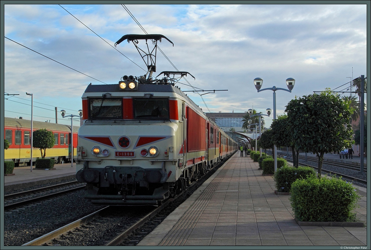 E-1308 der ONCF steht am 23.11.2015 im Bahnhof Marrakesch mit dem Zug 606 nach Fes über Casablanca zur Abfahrt bereit. Hinter der Lok läuft ein Generatorwagen zur Versorgung des Zuges mit. Der Bahnhof Marrakesch wurde 2009 umgebaut und ist sehr gepflegt.
