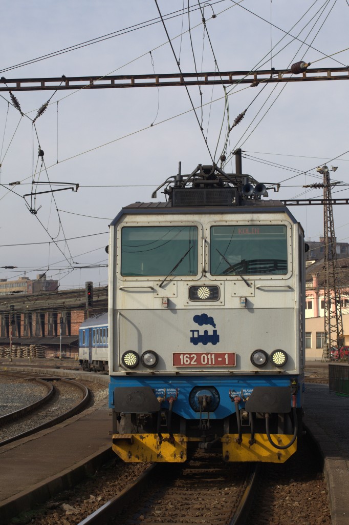 E 162 011-1 abfahrbereit vor dem Schnellzug nach Kolin, der den Fotgrafen bis Litomerice Mesto bringen wird. Usti nad labem zapad, 07.03.2014 10:39 Uhr.