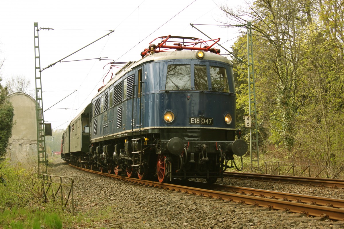 E 18 047 vor DGEG - Sonderzug Bochum Hbf - Bochum-Dahlhausen Eisenbahnmuseum am 14.April 2012 bei Essen-Horst