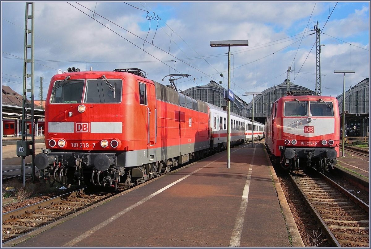 E 181 219-7 mit dem EC 64 von München nach Paris Est bei der Abfahrt in Karlsruhe Hbf am 21. Januar 2007. Auf dem Abstelltgeleis steht die E 181 215-5, welche kurz zuvor mit dem Gegenzug EC 65 eingetroffen ist. 