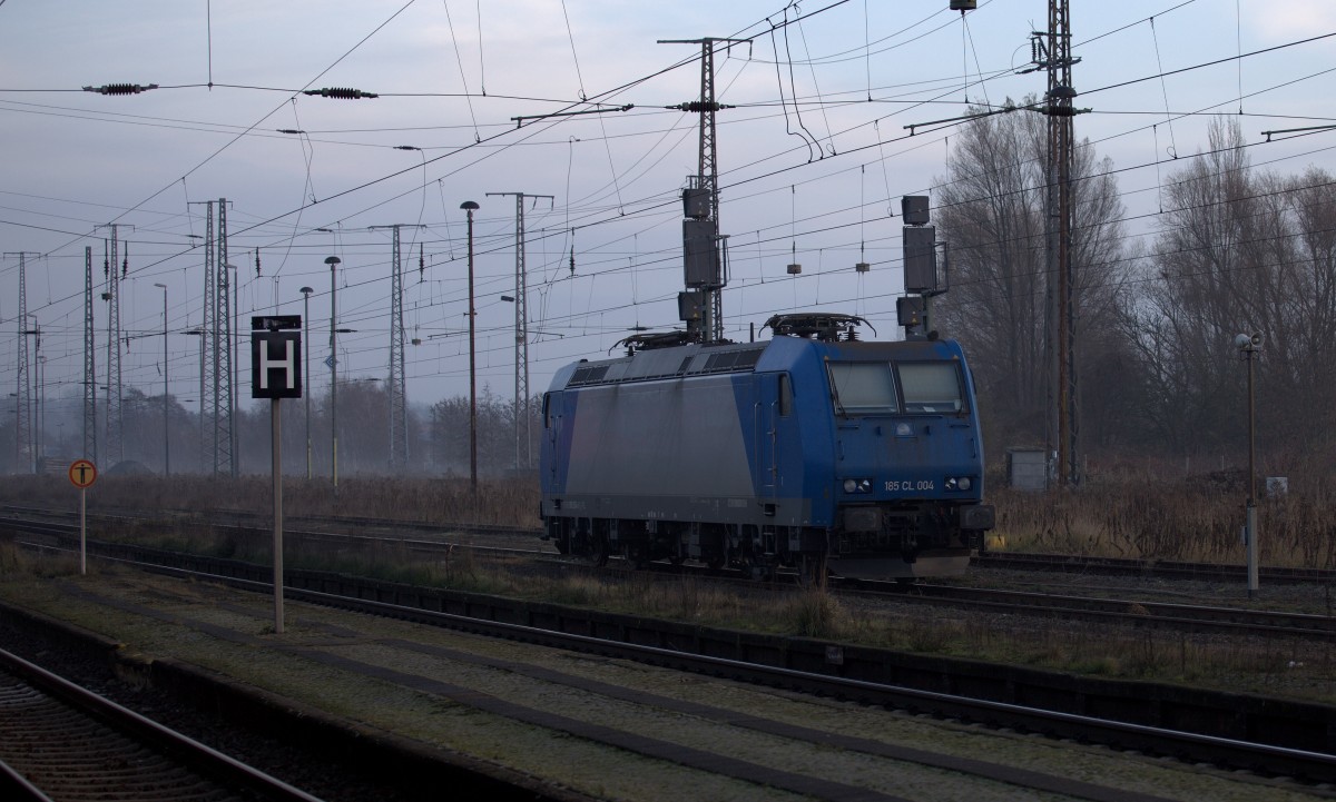 E 185 CL 004 noch im letzten Morgennebel in Lutherstadt Wittenberg. 12.06.2014 09:17 Uhr.