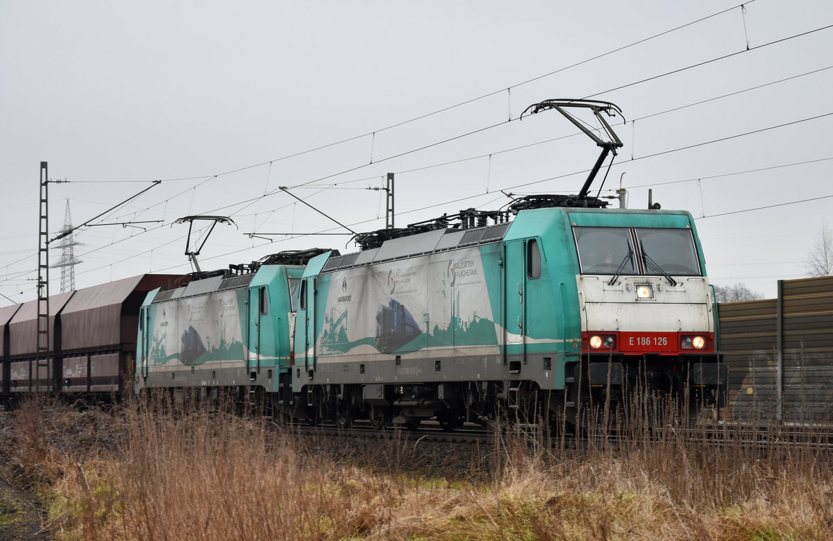 E 186 126 mit grüßendem Kollegen im Führerstand in Doppeltraktion mit der E 186 131, unterwegs in Richtung Hamburg. Höhe Bardowick, 13.03.2018