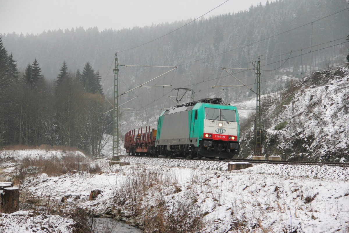 E 186 128 ITL auf der Frankenwaldrampe bei Steinbach am 23.01.2015.