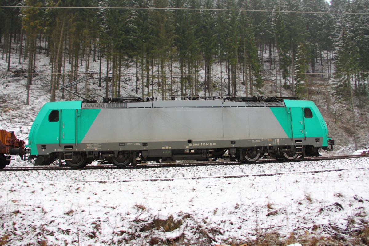 E 186 128 ITL erklimmt die Frankenwaldrampe bei Steinbach am 23.01.2015.