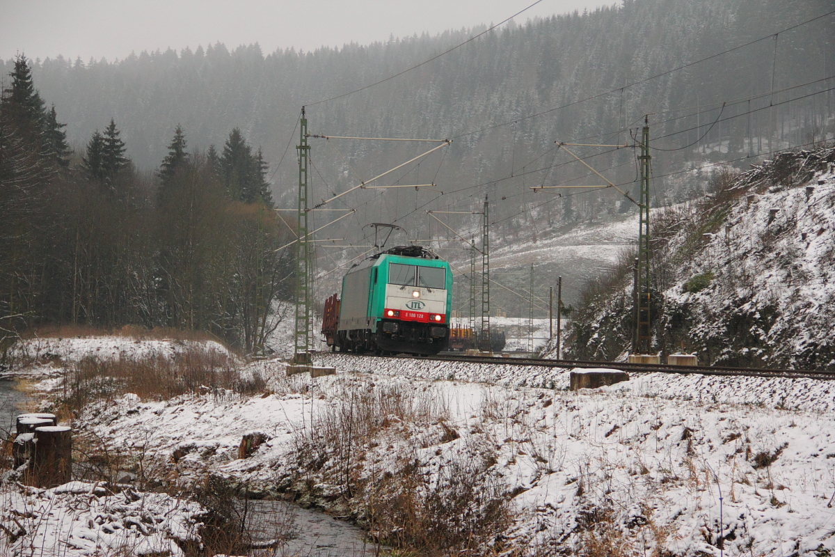 E 186 128 ITL im Frankenwald bei Steinbach am 23.01.2015.