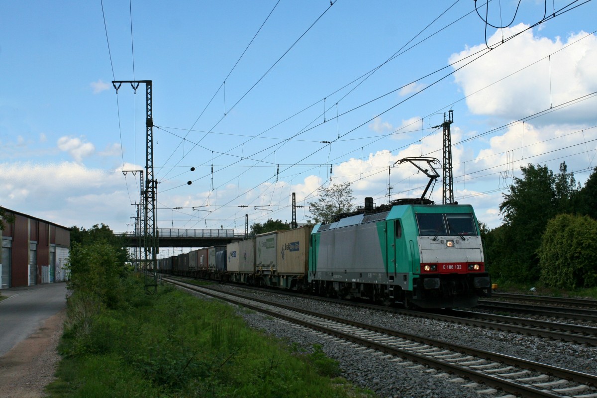 E 186 132 mit einem Crossrail-Containerzug in Richtung der Schweiz am 14.05.14 in Mllheim (Baden).