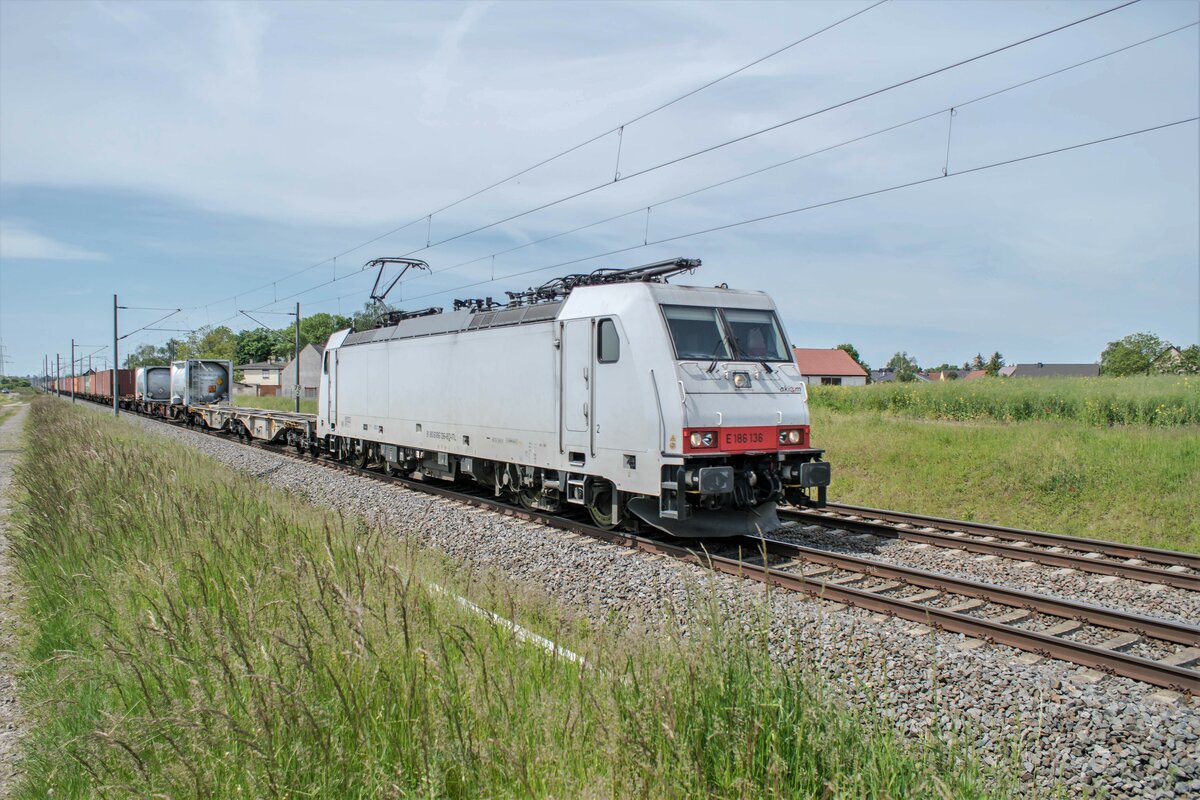 E 186 136-8 ist am 01.06.2021 bei Braschwitz in Richtung Norden unterwegs.
