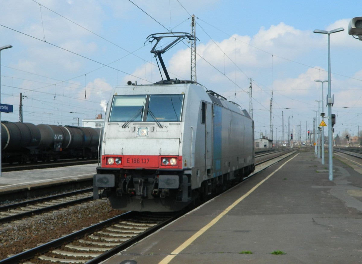 E 186 137 (RailPool) setzt nach erfolgter Leistung in Großkorbetha um. (26.03.2014)