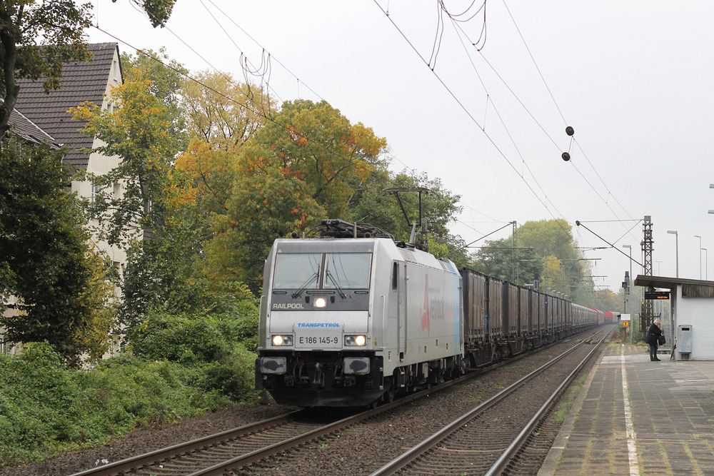 E 186 145 auf dem Weg nach Nievenheim, aufgenommen am 21. Oktober 2016 in Duisburg-Rheinhausen.
Das Foto entstand vom Bahnsteig der Station  Rheinhausen Ost .