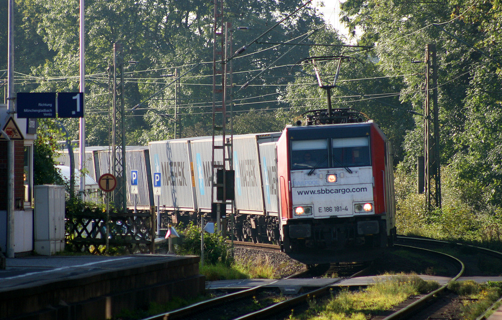 E 186 181 durchfährt zu morgendlicher Stunde den Bahnhof von Stommeln.
Aufnahmedatum: 01.10.2011