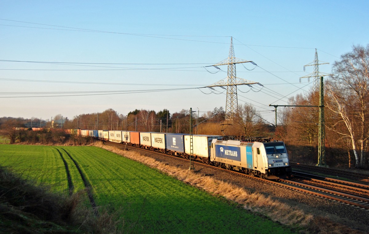E 186 182-2 fuhr am 17.01.2015 mit einem Güterzug durch Langwedel.