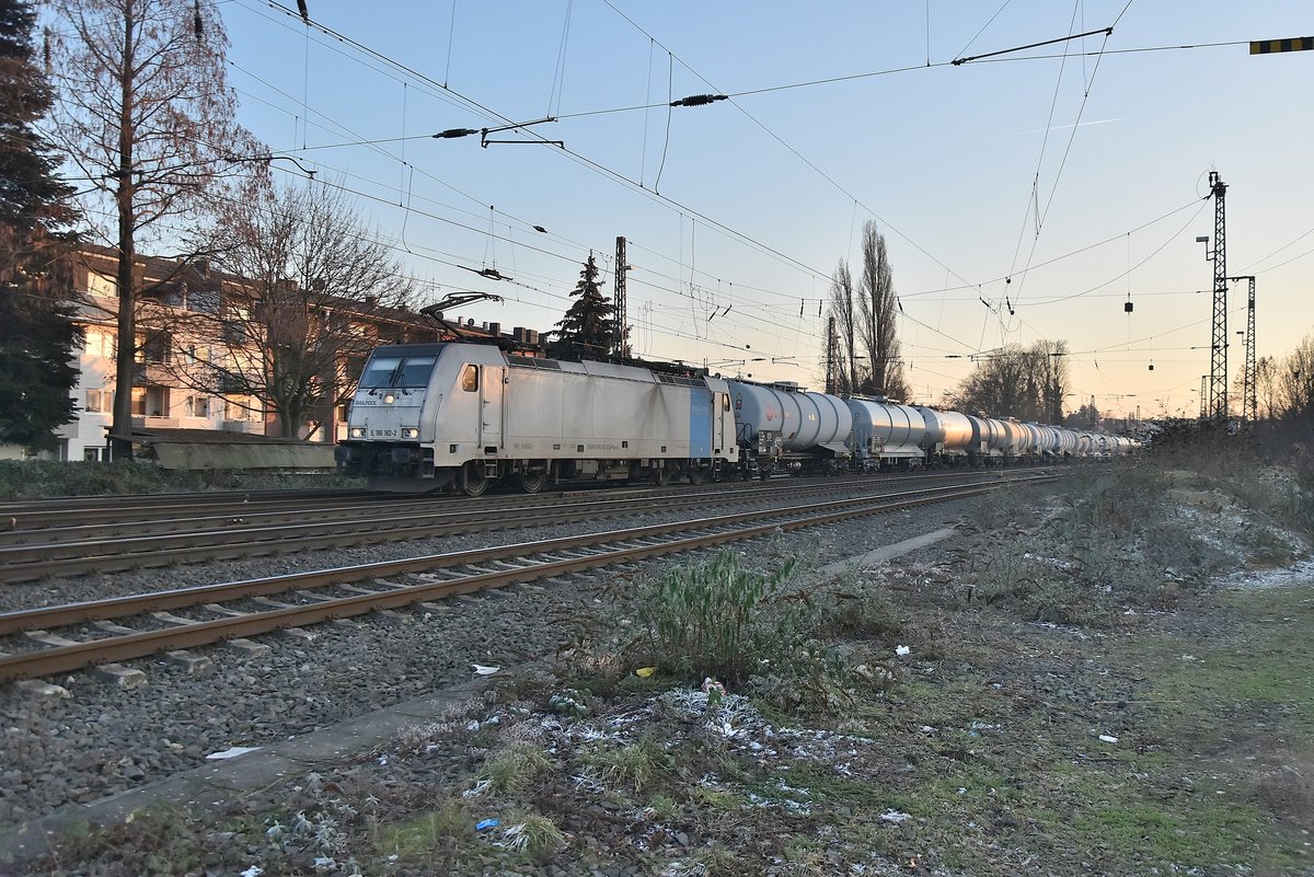 E 186 182-2 mit einem Tankwagenzug durch Rheydt gen Mönchengladbach, die Railpoollok fährt für LINEAS. 21.1.2019