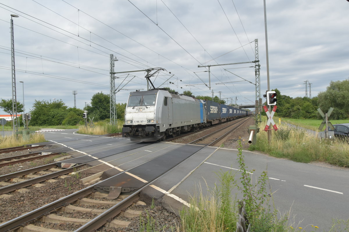 E 186 187 mit einen Kastelzug aus Klein Gerau kommend in Richtung Bischofsheim durch Groß Gerau. Sonntag den 16.7.2017