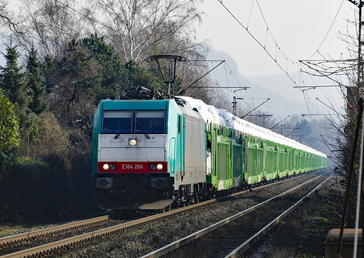 E 186 206 mit Autotransportzug durch Bonn-Beuel - 08.02.2018