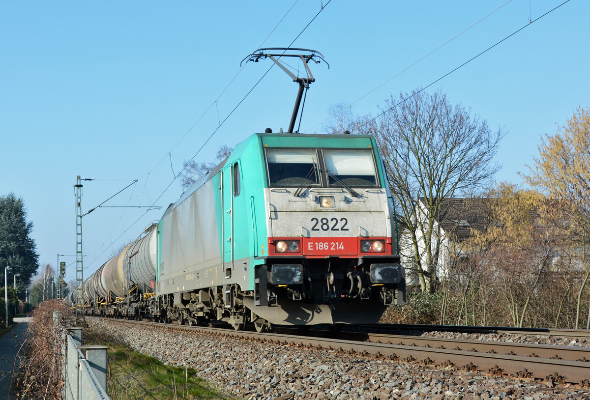 E 186 214 mit Kesselwagen durch Bonn-Beuel - 12.02.2015