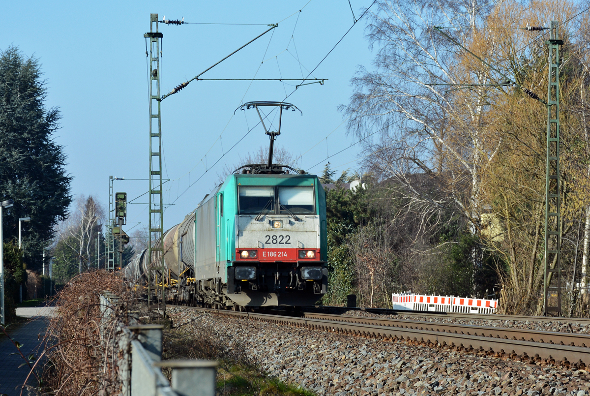 E 186 214 mit Kesselwagen durch Bonn-Beuel - 12.02.2015