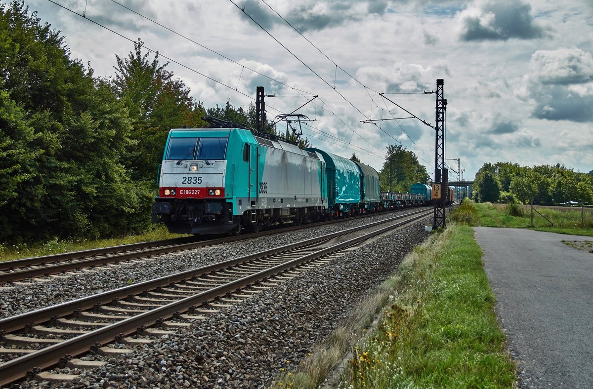 E 186 227 eine Cobra 2835 ist mit einen Coilzug am 09.08.16 bei Thüngersheim in Richtung Norden unterwegs.