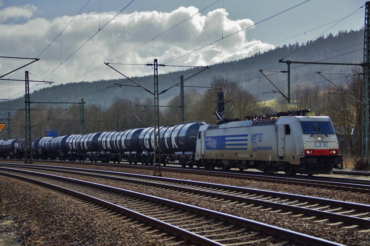 E 186 238 von LTE mit einen Kesselzug steht am 11.03.15 in Probstzella.