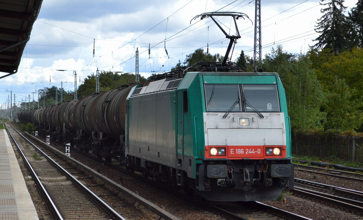  E 186 244-0  [NVR-Nummer: 91 51 5270 004-2 PL-ATLU], aktueller Mieter? mit Kesselwagenzug am 20.09.22 Berlin Hirschgarten.