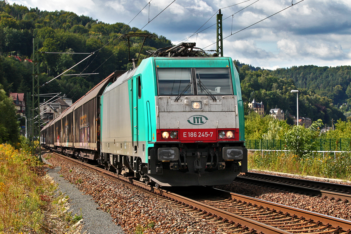 E 186 245-7 fährt mit einem Schiebewandwagen Ganzzug in Königsstein vorbei.Bild vom 8.9.2015