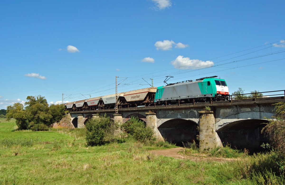 E 186 245-7 fuhr am 27.08.2014 mit einem Güterzug durch Wahnebergen.