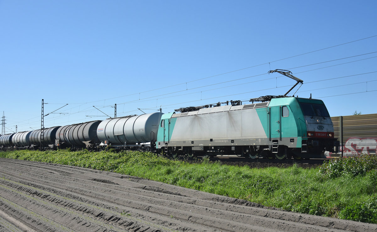 E 186 246-5 von ITL kommend mit einem Kesselzug aus Richtung Lüneburg.  Höhe Bardowick, 08.05.2018.