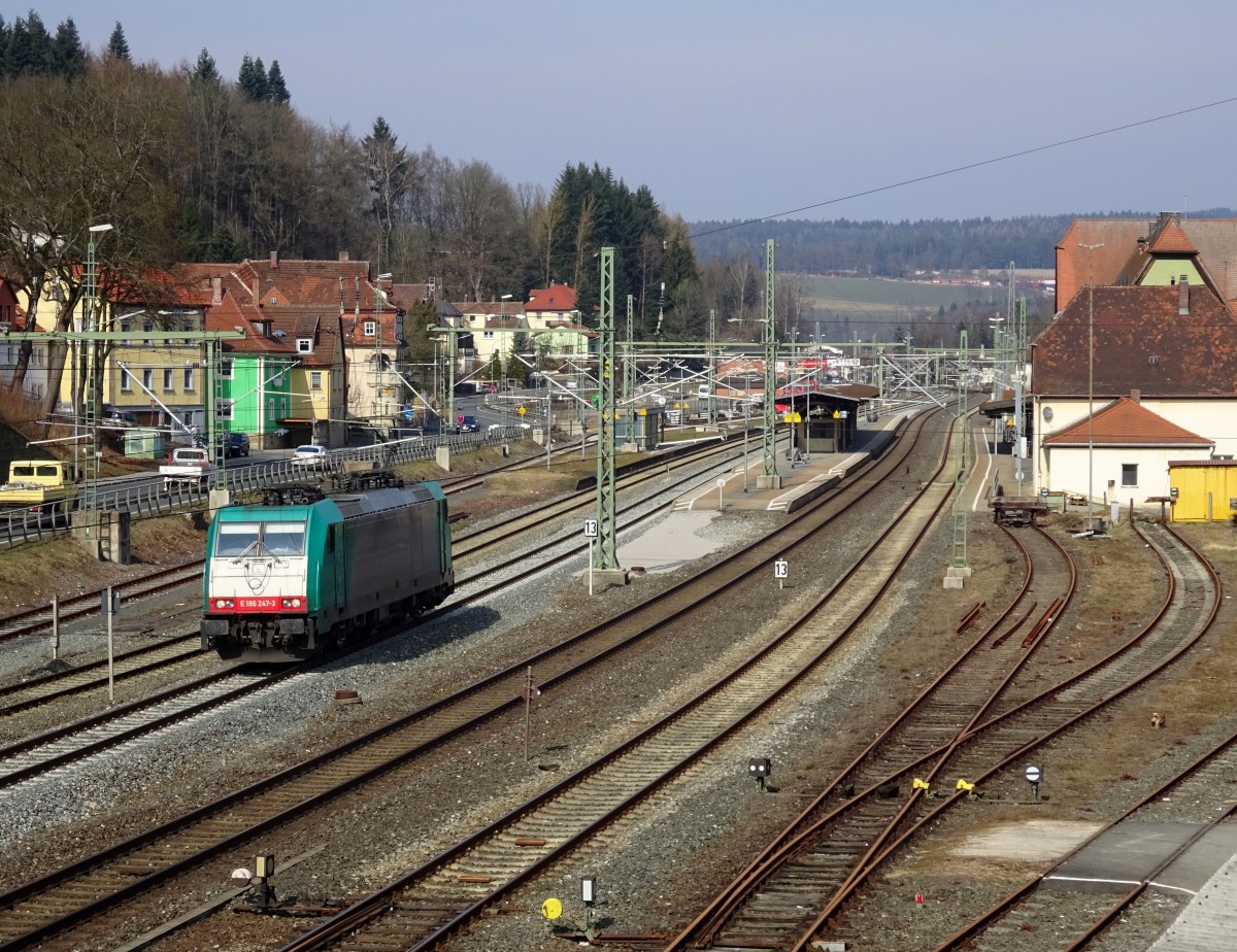 E 186 247-3 durchfährt am 16. März 2015 solo den Bahnhof Kronach in Richtung Lichtenfels.