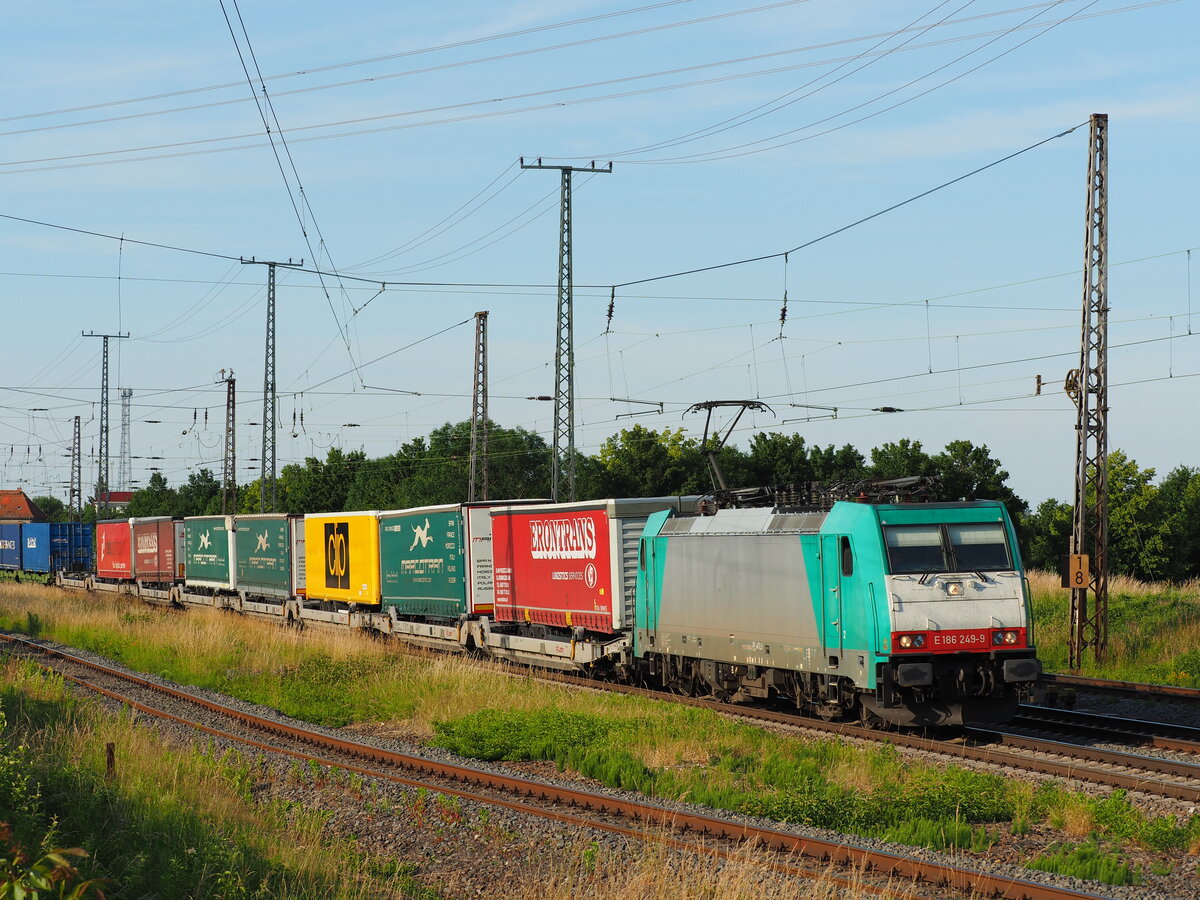 E 186 249 , vermietet von Alpha an Transchem, zieht einen Taschenwagen-Zug durch Großkorbetha Richtung Süden. 

Großkorbetha, der 15.06.2022