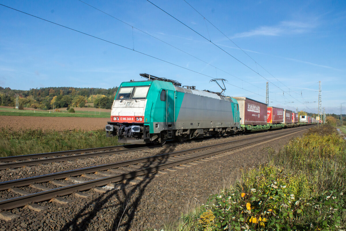E 186 249-9 mit enem Aufliegerzug bei Kerzell am 19.10.2022