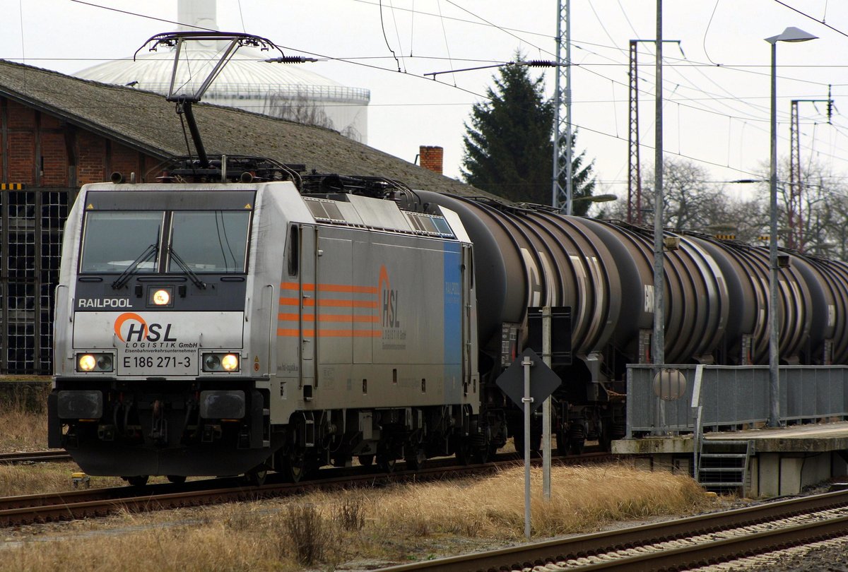 E 186 271-3 Railpool für HSL am 25.02.2016 in Anklam. Mein Standort: Grünfläche Hafenstrasse.