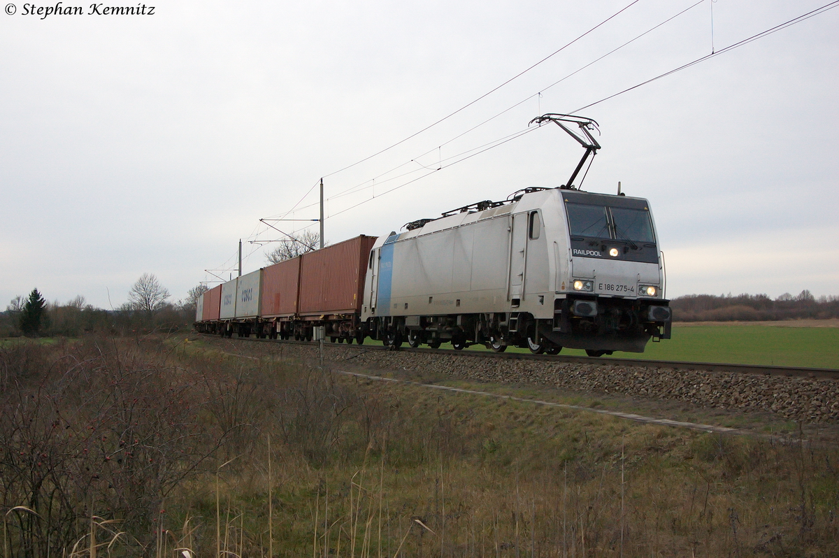 E 186 275-4 Railpool GmbH fr METRANS Rail s.r.o mit einem METRANS Containerzug aus Richtung Salzwedel kommend in Stendal(Wahrburg) und fuhr in Richtung Magdeburg weiter. Ziel des Zuges war das DUSS-Terminal Leipzig-Wahren und am Zugende hing die ES 64 F4-159 (189 159-7). 04.01.2014