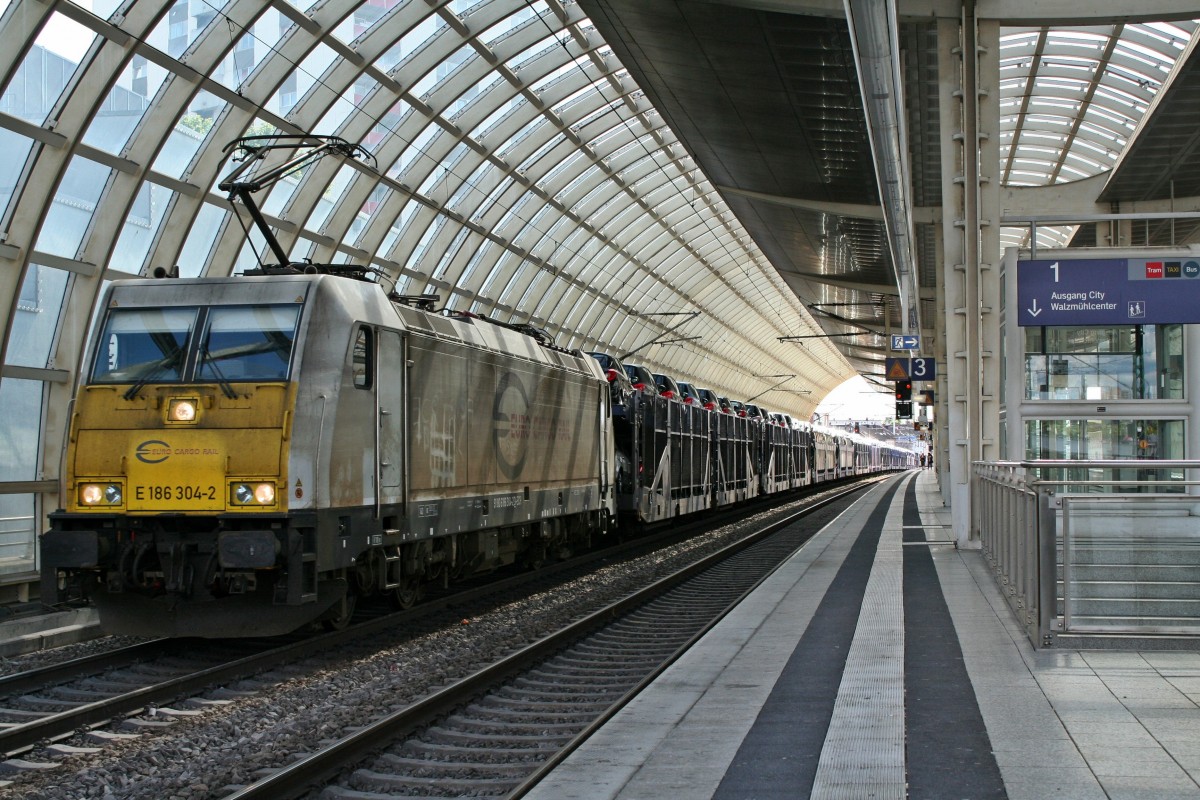 E 186 304-2 mit einem Autozug aus Frankreich am Nachmittag des 24.05.14 unter der Bahnsteigshalle des Bahnhofs Ludwigshafen (Rhein) Mitte.