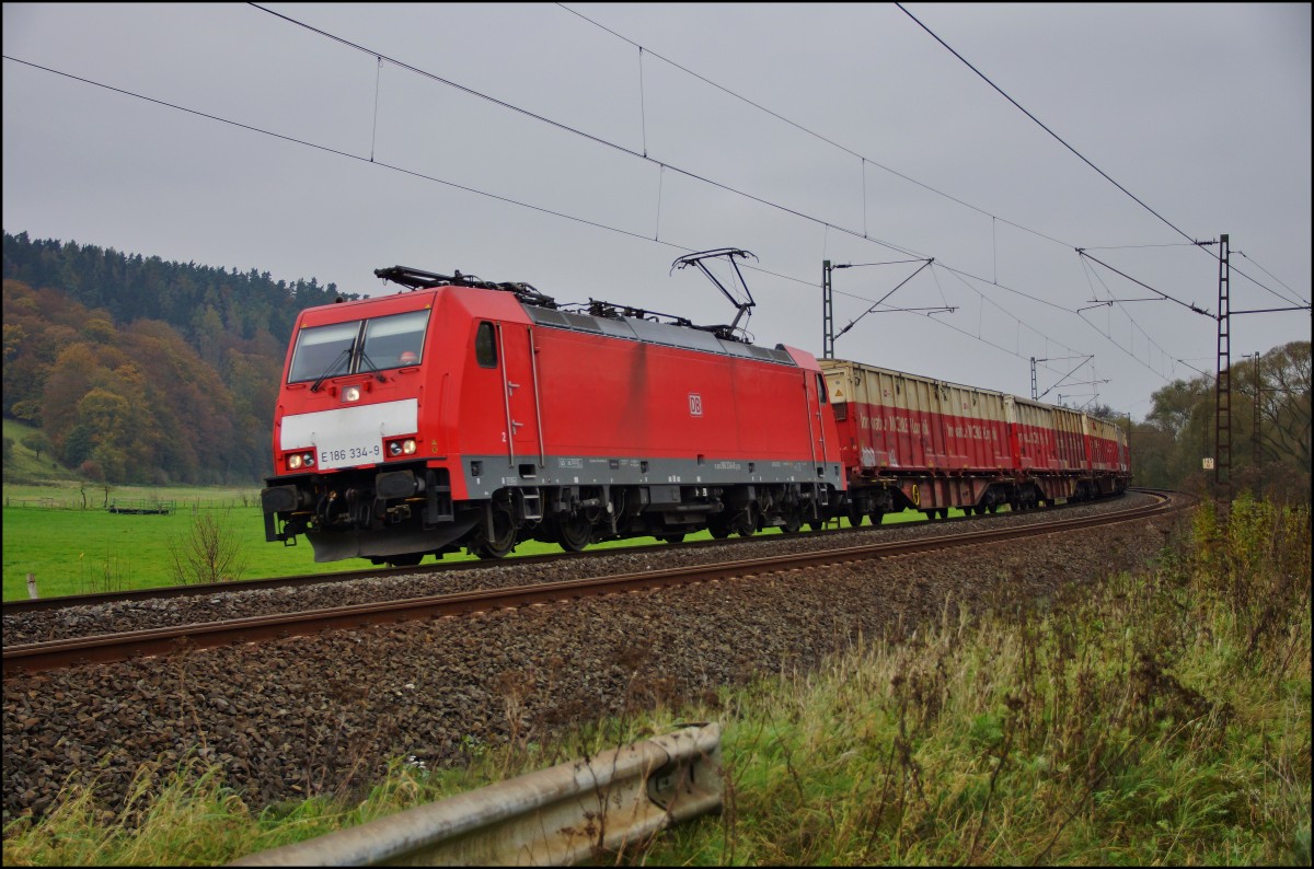 E 186 334-9 mit einen Containerzug am 28.10.14 bei Hermannspiegel zu sehen.