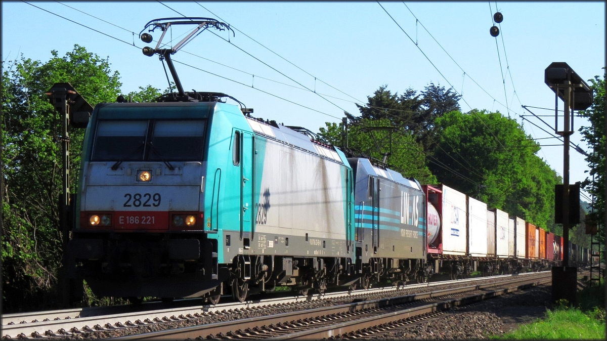 E-186 im Doppelpack befördern ihre Güterfracht die Rampe hinauf zum Gemmenicher Tunnel.Hier zu sehen die Cobra 2829 und eine Lineas Vertreterin. Szenario vom Friedrichweg unweit von Aachen an der Montzenroute, 08.Mai 2018. 