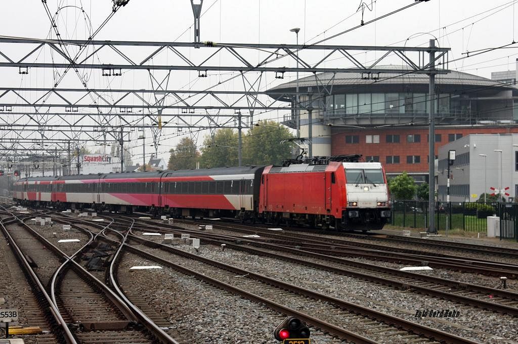E 186115 fährt am 27.10.2014 mit einem Personenzug aus Breda in Amsterdam Centraal ein.