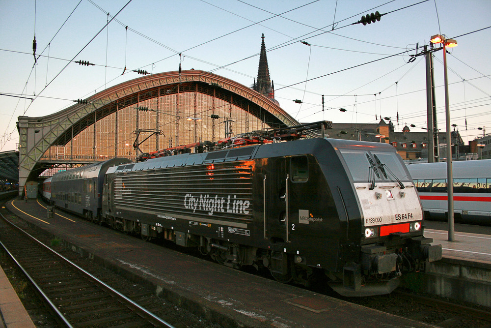 E 189 090 mit einem Nachtzug am 31. August 2008 im Kölner Hauptbahnhof.