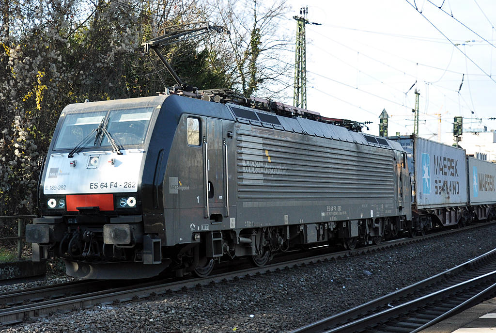 E 189-282 (ES 64 F4) MRCE mit Containerzug bei der Ausfahrt aus dem Hbf Bonn - 16.12.2013